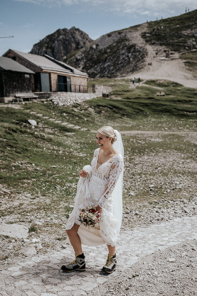 Tiroler Hochzeit - Braut mit Bergschuhen