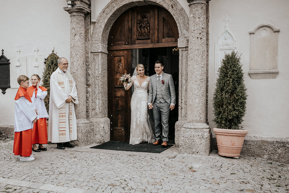 Auszug Brautpaar Hochzeit Tirol